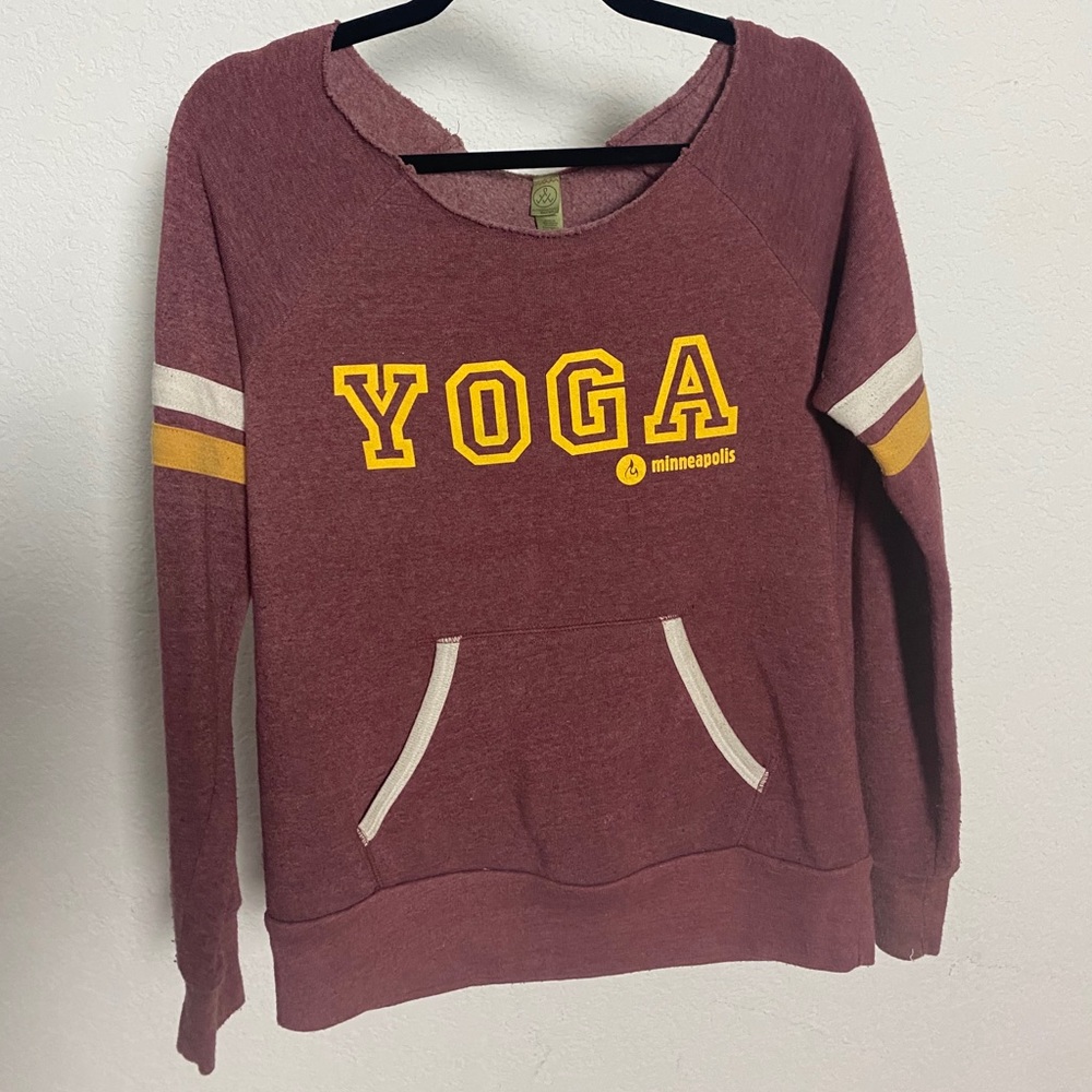 Modo Yoga Boat Neck varsity maroon sweatshirt med
